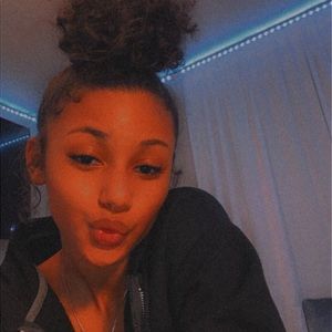 Meet your Posher, Desiree